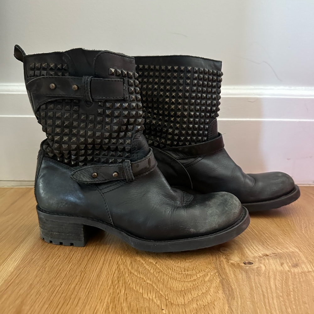 Strategia - Black Boots with Metal Studs